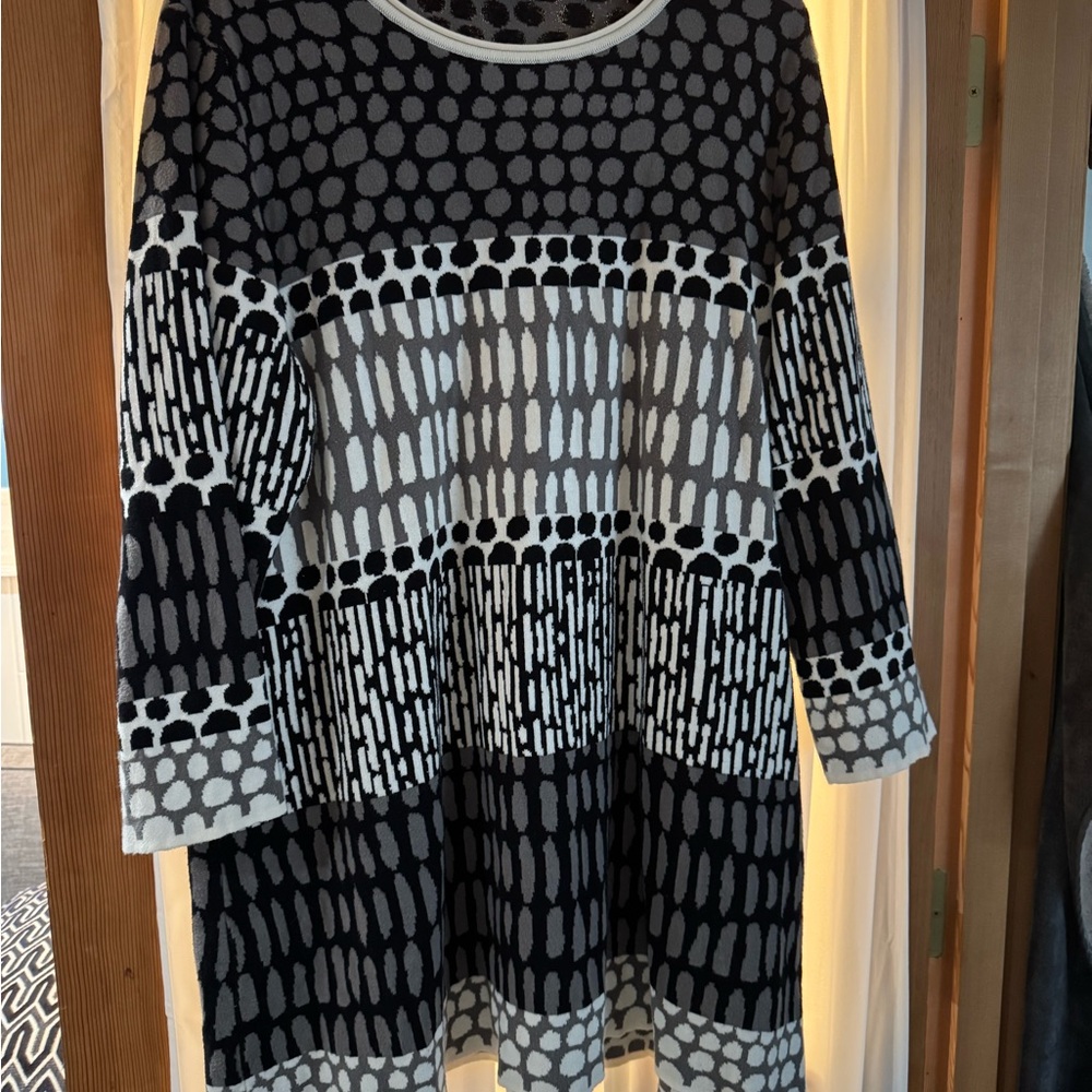 beautiful Black/white patterned Gudrun Sjoden XL tunic sweater